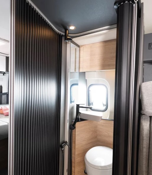 Dethleffs Globetrail 600ER Fiat Campervan Centre Bathroom