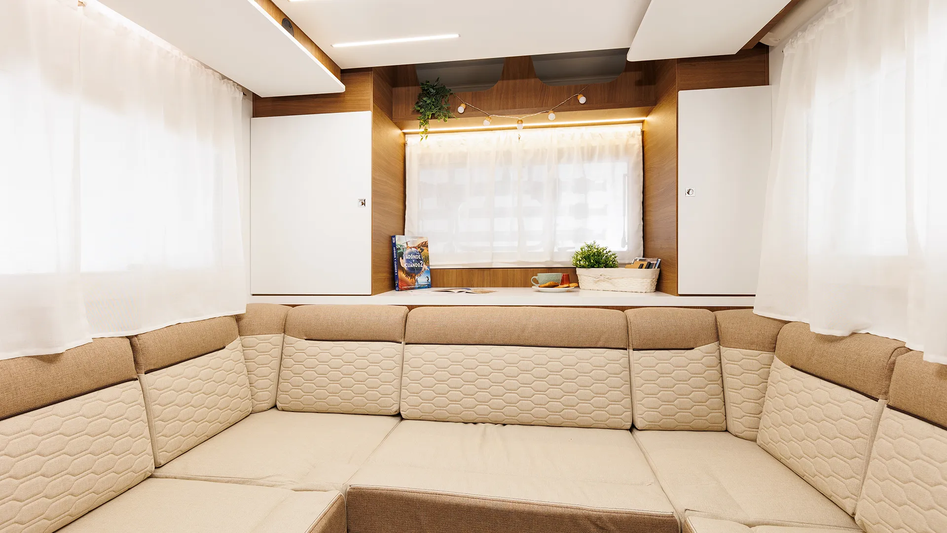 Mileo 282 Rear Lounge