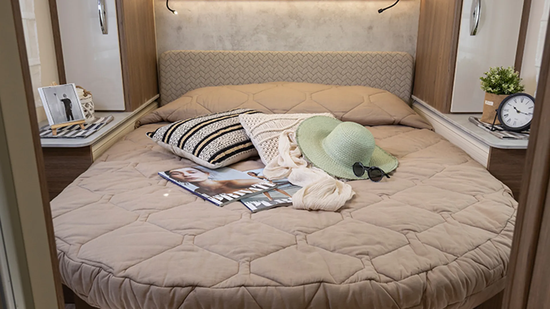 Elnagh Baron 579 Island Bed