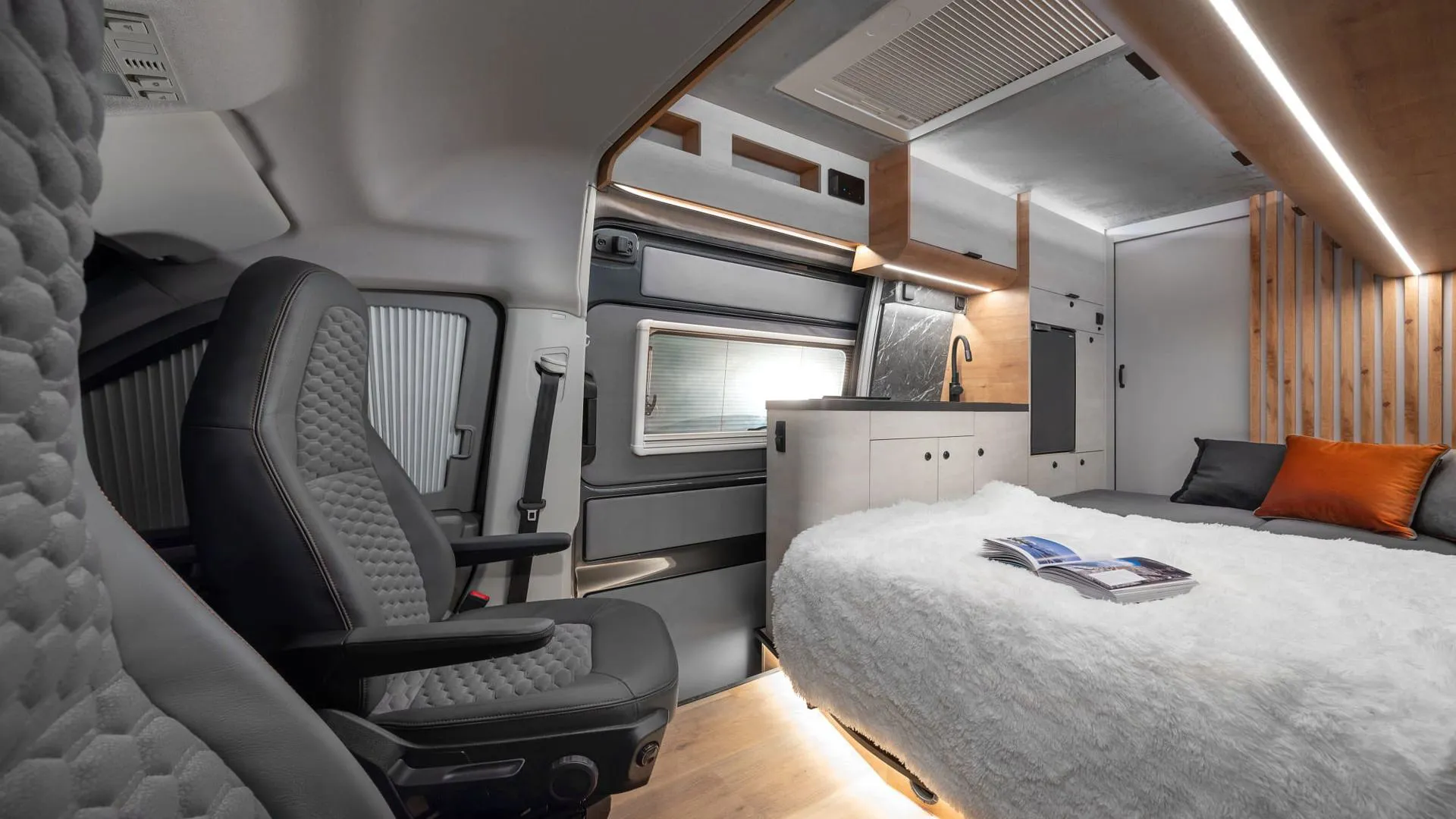 Globe Traveller Falcon Inside.2